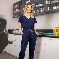 Set medical JUSTINA pentru femei cu pantalon RICCI bleumarin închis