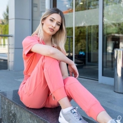 Set medical JUSTINA pentru femei cu pantalon RICCI bleumarin coral